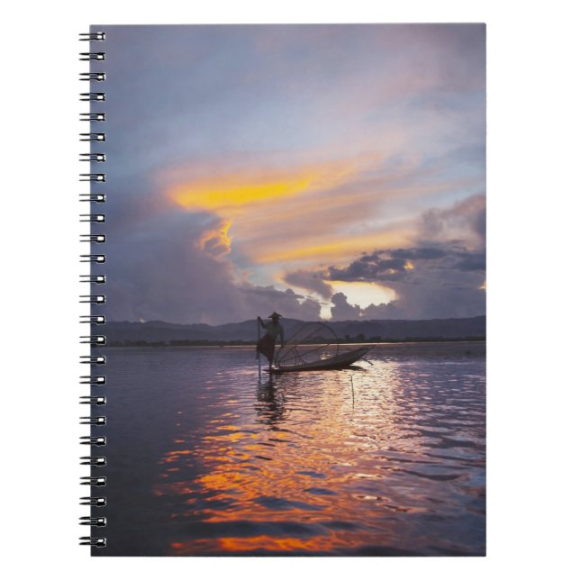 Cuaderno Pescador Intha remando con la pierna una barca de  (Frente)