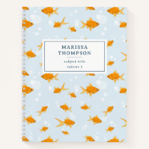 Pez dorado lindo nadando en agua