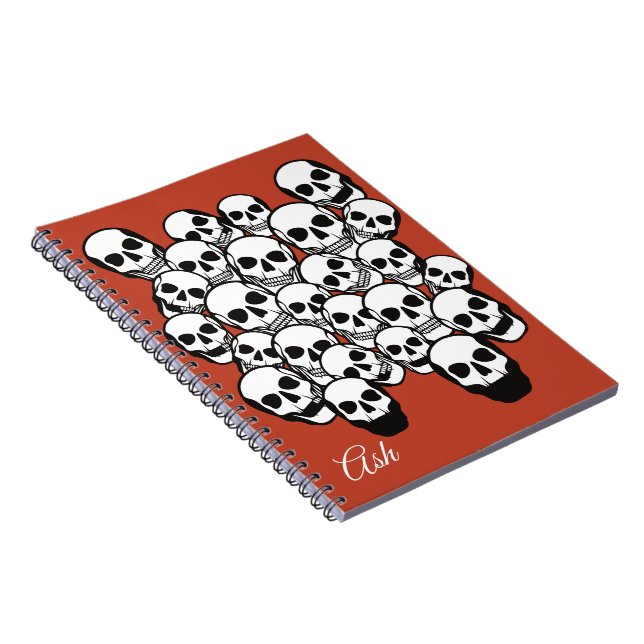 Cuaderno Pila de calaveras quemadas de fondo rojo ámbar (Lado Derecho)