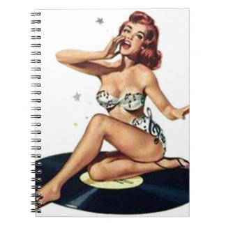 Cuaderno Pin encima del chica que se sienta en expediente