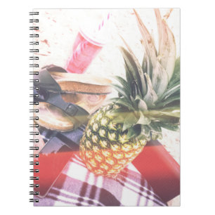 Cuaderno Piña al lado del teléfono y el altavoz