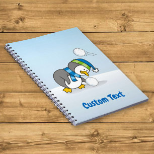 Cuaderno Pinguino pequeño recibiendo una bola de nieve