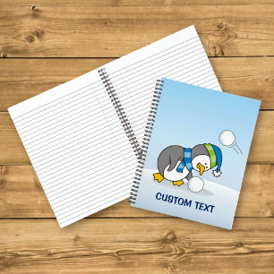Cuaderno Pinguino pequeño recibiendo una bola de nieve