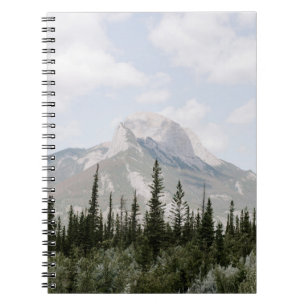 CUADERNO PINOS VERDES CERCA DE LA MONTAÑA BAJO NUBES BLANCO