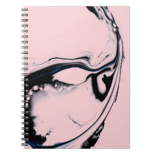 CUADERNO PINTURA ABSTRACTA DE ROPA NEGRA EN EL FONDO DE PAS