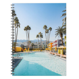Cuaderno Piscina cerca de las palmeras por la mañana