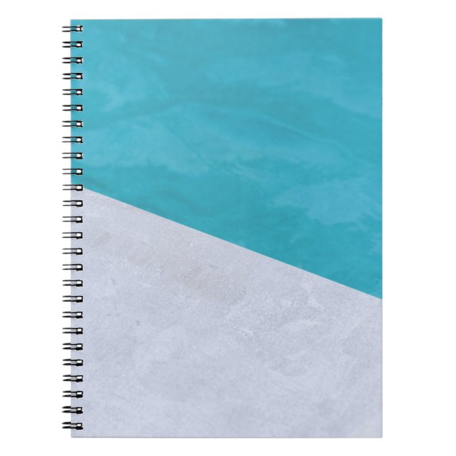 Cuaderno Piso gris vacío junto a la piscina (Frente)
