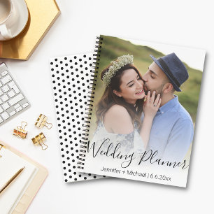 Cuaderno planificador de bodas con fotografía de escritura 