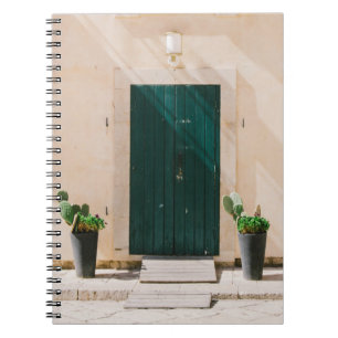 CUADERNO PLANTA DE CACTUO VERDE CERCA DE LA PUERTA VERDE