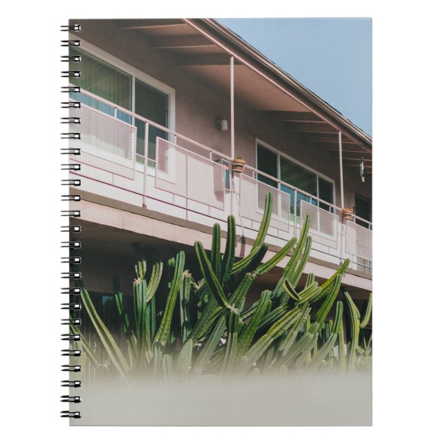 CUADERNO PLANTA VERDE DE COLOR ROSADO CERCA DEL EDIFICIO (Frente)