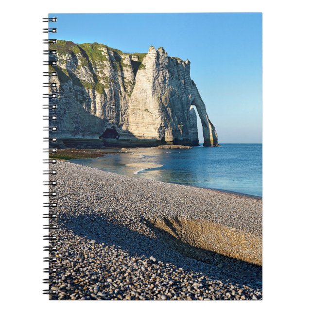 Cuaderno Playa de guijarros y acantilado de Etretat en Fran (Frente)