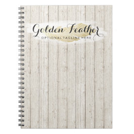 Cuaderno Pluma bohemia dorada sobre tablas de madera rústic