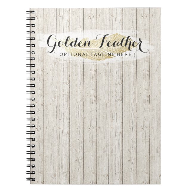 Cuaderno Pluma bohemia dorada sobre tablas de madera rústic (Frente)