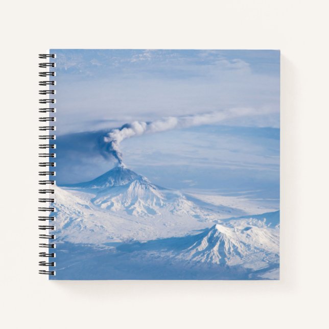 Cuaderno Pluma Emanando Del Volcán Kliuchevskoi. (Anverso)