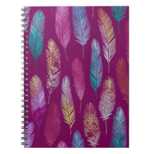 Cuaderno Plumas coloridas: patrón de fondo morado.