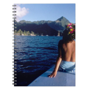 Cuaderno Polinesia Francesa, Moorea. Mujer disfrutando de l
