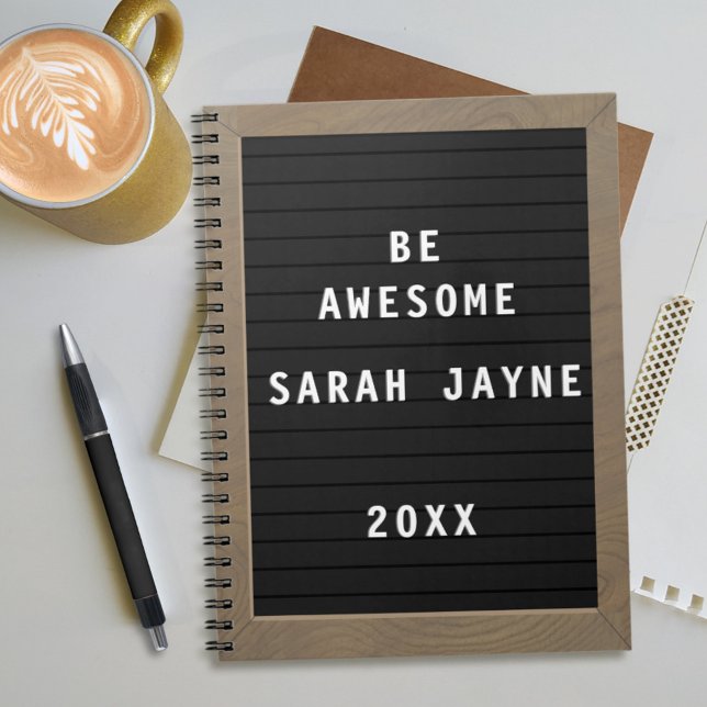 Cuaderno Portátil con estilo de tablero de papel personaliz (Be awesome with this letter-board style student notebook. Just add your name and the year)