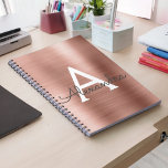 Cuaderno Portátil monograma Metalizado metálico Relieve met<br><div class="desc">Rubor Pink - Rosa Faux de oro Cepillado Relieve metalizado metálico Metalizado Elegante Diario Monogramado para la escuela o el trabajo. El cuaderno es perfecto para volver a la escuela o para un boda o un duchador de novias.</div>