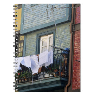 Cuaderno Portugal, Oporto (Porto). Mujer colgando ropa