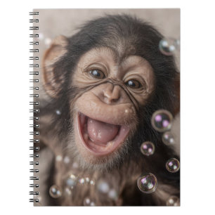 Cuaderno Primer plano extremo de un bebé chimpancé feliz