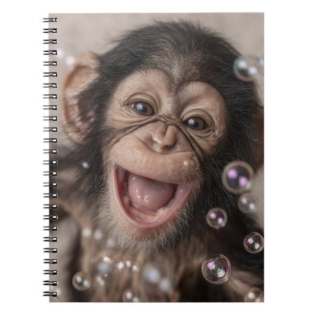Cuaderno Primer plano extremo de un bebé chimpancé feliz (Frente)