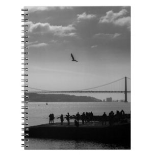 Cuaderno Puente de suspensión en Lisboa foto en blanco y ne