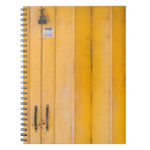 CUADERNO PUERTA DE MADERA AMARILLA CERRADA CON RELOJ