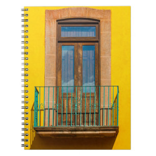 Cuaderno Puerta de madera azul sobre un edificio de hormigó