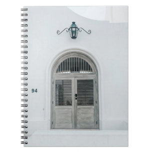 CUADERNO PUERTA DE MADERA GRIS CERRADA POR DEBAJO DE LA LUZ