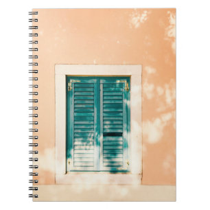 Cuaderno Puerta de madera verde cerrada