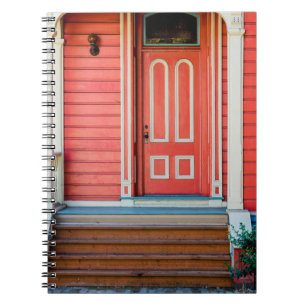 Cuaderno Puerta y porche de madera pintada de rojo tradicio