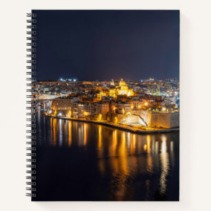 Cuaderno Puerto de Malta iluminado por la noche