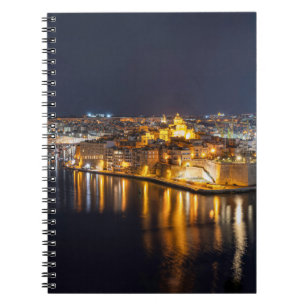 Cuaderno Puerto de Malta iluminado por la noche
