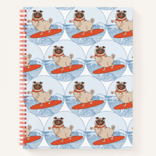 Cuaderno Pug feliz montando una ola en una tabla de surf