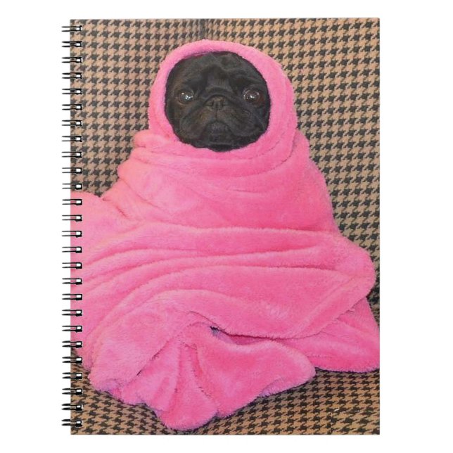 Cuaderno Pug negro en una manta rosada (Frente)