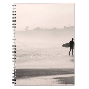 CUADERNO PUNTO DE MADERA MARRÓN EN EL CUERPO FRENTE DEL AGU