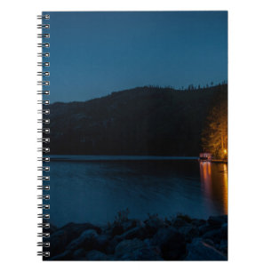 CUADERNO PUNTO DE MADERA MARRÓN SOBRE EL LAGO AZUL DURANTE