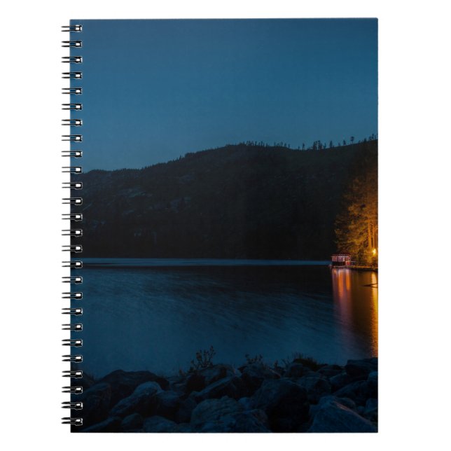 CUADERNO PUNTO DE MADERA MARRÓN SOBRE EL LAGO AZUL DURANTE  (Frente)