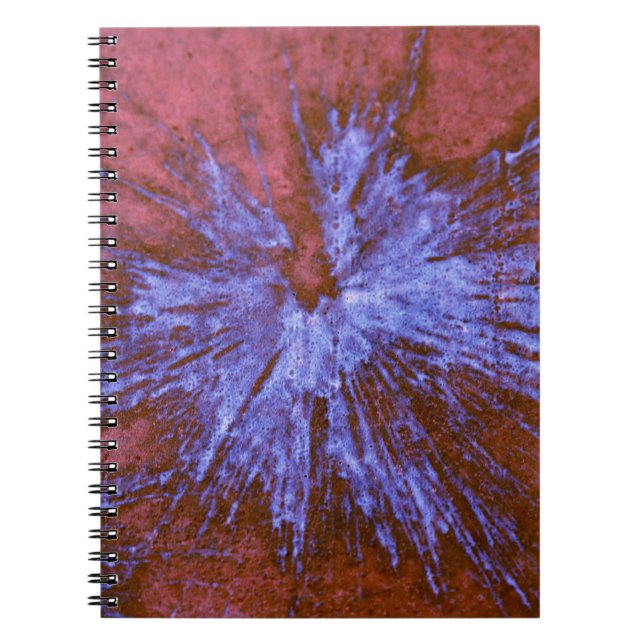 Cuaderno Púrpura sobre el balón rojo (Frente)