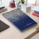 Cuaderno Purpurina azul de la Marina Plata Monograma Girly<br><div class="desc">Purpurina de guion de monograma con nombre de de espiral para portátiles de Marina azul y plata. Esto hace que el dulce perfecto cumpleaños 16, boda, ducha de novia, aniversario, ducha de bebé o fiesta de soltera sea regalo para alguien que ama el lujo glam y los estilos de moda....</div>
