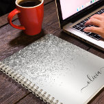Cuaderno Purpurina plateado Sparkle Glam Monograma Metaliza<br><div class="desc">Purpurina De Espuma Metálica De Relieve metalizado De Faux Plateado Cepilló Monograma Metalizado Nombre Espiral Ordenador Portátil. Esto hace que el dulce perfecto cumpleaños 16, boda, ducha de novia, aniversario, ducha de bebé o fiesta de soltera sea regalo para alguien que ama el lujo glam y los estilos de moda....</div>