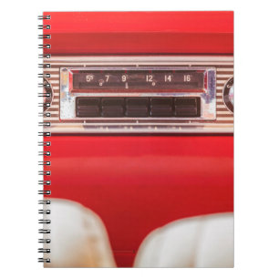 Cuaderno Radio de autos viejos dentro de un auto americano 