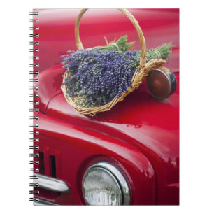 Cuaderno Ramos de lavanda descansan en una vieja camioneta 