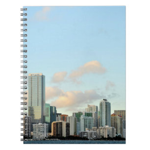 Cuaderno Rascacielos de Miami contra el cielo claro ancho