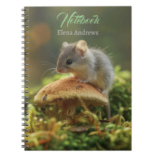 Cuaderno Ratón pequeño sentado en la parte superior de un h