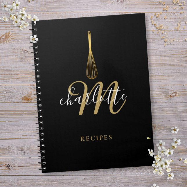Cuaderno Receta de Monograma Negro Dorado Script Whisk (Script Monogram Black Gold Whisk Recipe Notebook)