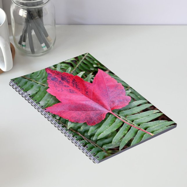 Cuaderno Red Maple Leaf on Green Fern Botanical (In Situ)