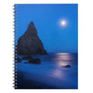 Cuaderno Reflejo del claro de luna en el océano y pilares d