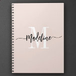 Cuaderno Regalo de remolinos de escritura moderna con monog<br><div class="desc">Elegante cuaderno de regalo moderno con tu nombre personalizado y monograma en un diseño de caligrafía de letra manuscrita de moda en rosa pálido y negro minimalista, este diseño impulsado por la tipografía hace un gran regalo para compañeros de trabajo, maestros, entrenadores, novias, novios, esposas, hijas o cualquier otro miembro...</div>