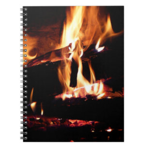 Cuaderno Registros en la fotografía de fuego cálido de la c